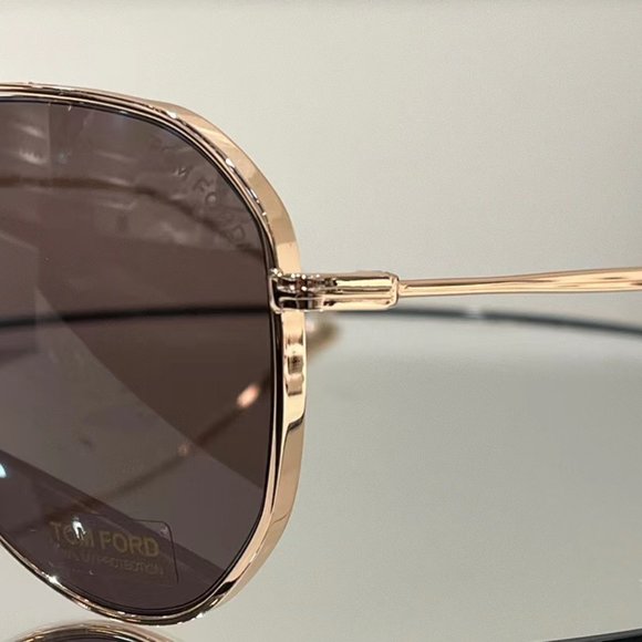 New sunglasses available for men and women main image 6
